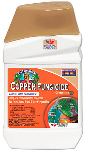 Un gros plan d'une bouteille de fongicide Bonide Copper isolée sur un fond blanc.