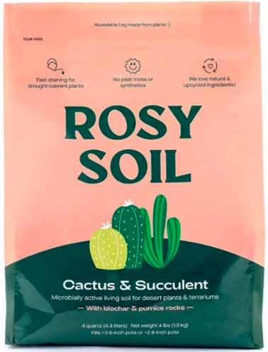 Un gros plan de l'emballage de Rosy Cactus et Succulent Soil isolé sur un fond blanc.