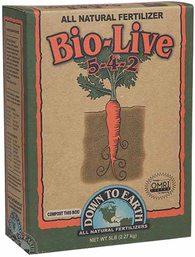 Un gros plan de l'emballage de Down to Earth Bio Live isolé sur un fond blanc.