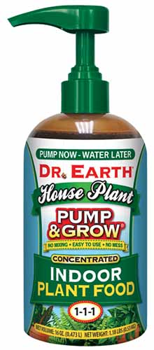 Un gros plan d'une bouteille de Dr Earth Pump and Grow isolée sur un fond blanc.