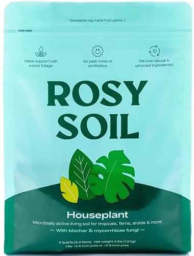 Un gros plan d'un sac de terre rosée isolé sur un fond blanc.