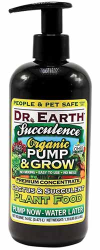 Gros plan d'une bouteille d'engrais Dr Earth Pump et Grow Succulence isolée sur un fond blanc.