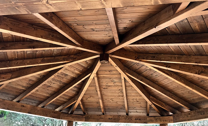 Structure d'une pergola hexagonale en bois pour jardin Structure d'une pergola hexagonale en bois pour jardin