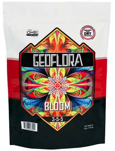 Un gros plan de l'emballage d'engrais Geoflora Bloom isolé sur fond blanc.