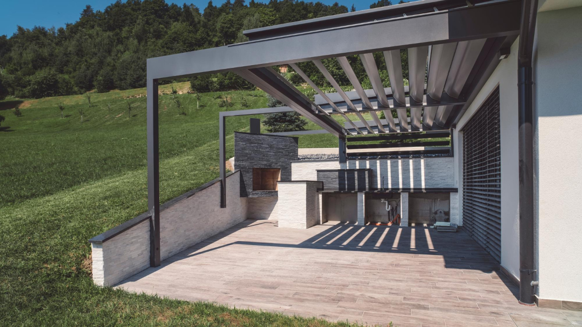 Pergola adossée en aluminium : une extension élégante pour votre maison !