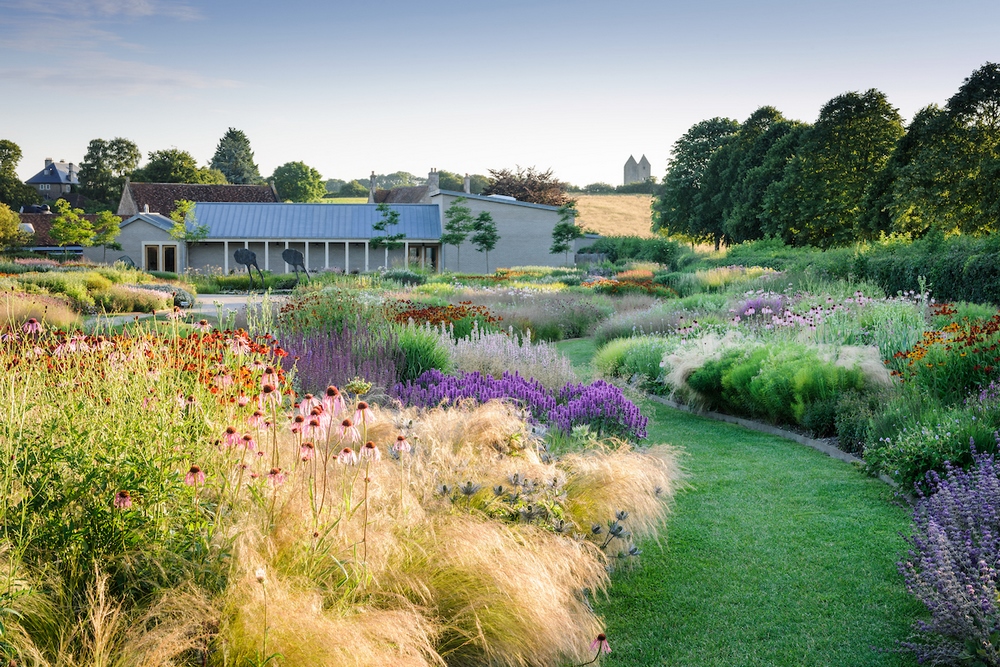 Comment photographier les jardins. Photo de Jason Ingram dans le jardin conçu par Piet Oudolf dans Hauser & Wirth Somerset