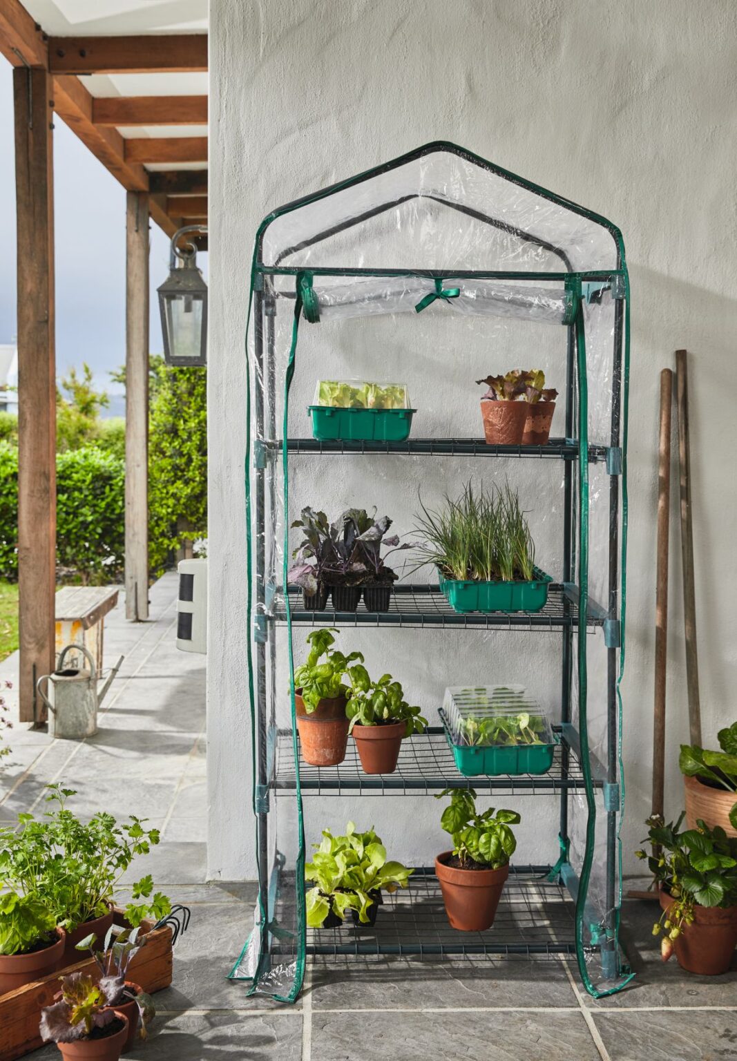 Renouveler votre jardin ce printemps avec les solutions de Parkside 2 Greenhouse avec 4 étagères