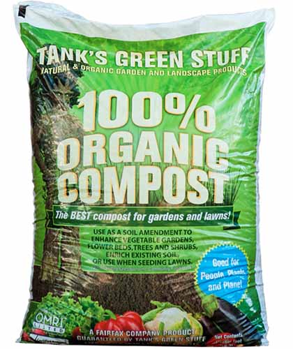 Un gros plan de l'emballage du compost organique des trucs verts de Tank isolé sur fond blanc.