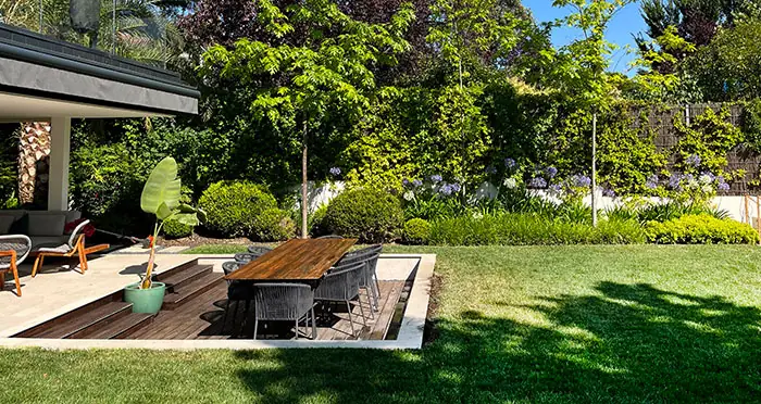 Jardin avec pelouse dans une maison résidentielle