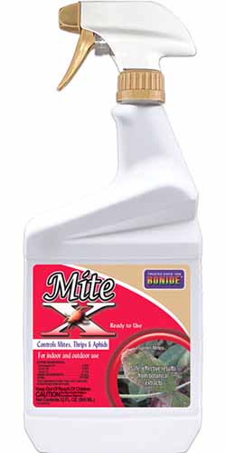 Image verticale en gros plan d'un flacon pulvérisateur de Bonide Mite X isolé sur un fond blanc.