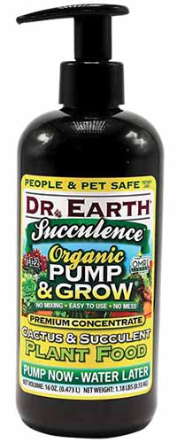 Un gros plan d'une bouteille de Dr. Earth Succulence Pump and Grow isolée sur un fond blanc.