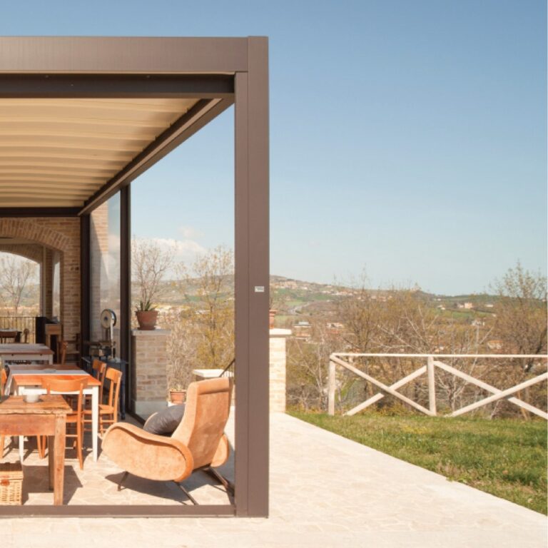 Pergolas bioclimatiques dans le jardin