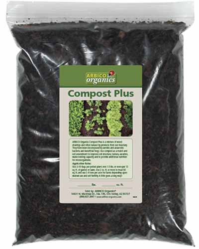 Un gros plan d'un sac de compost plus isolé sur un fond blanc.