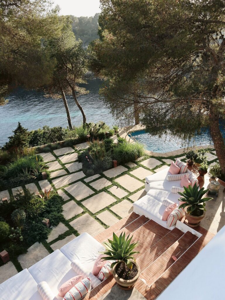 Jardin de Cala Mastela au bord de la mer à Ibiza conçu par Alfonso Pñerez Ventana