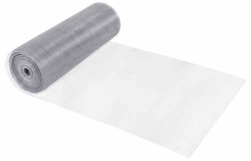 Un gros plan d'un rouleau de tissu matériel isolé sur un fond blanc.