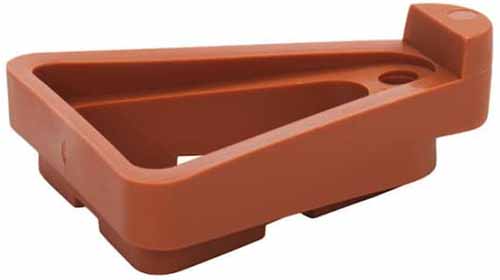 Gros plan d'un embout de pot en plastique pour soulever les conteneurs du sol, isolé sur un fond blanc.
