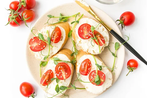 Recette : Toasts ouverts pour le petit-déjeuner avec des micropousses de pois